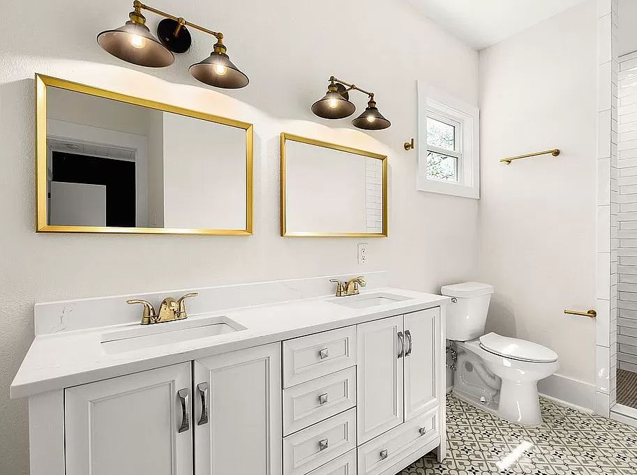 1402 N Center St interior