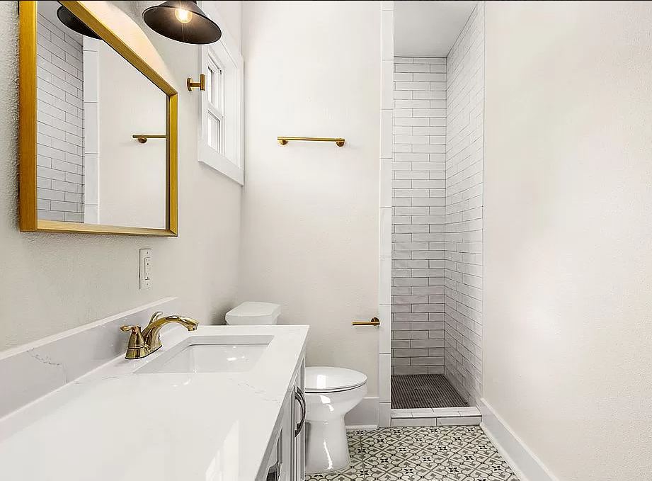 1402 N Center St interior