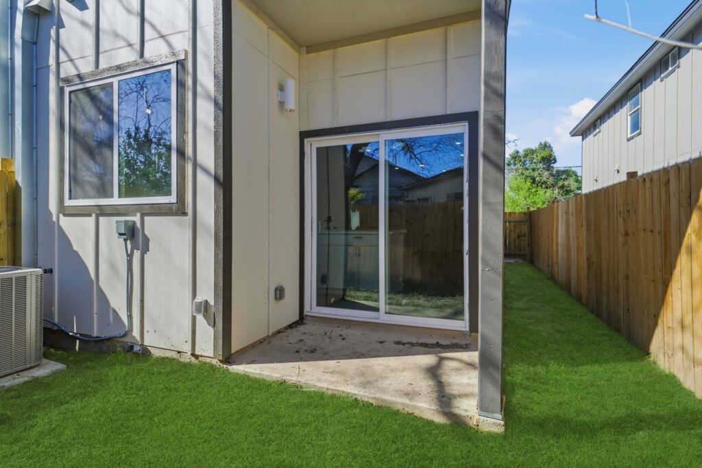 fully fenced backyard for pet friendly living in San Antonio Texas